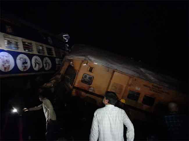 Train Derail: आंध्र प्रदेशमध्ये दोन रेल्वेंची टक्कर, रुळावरून घसरले पॅसेंजर रेल्वेचे ३ डबे