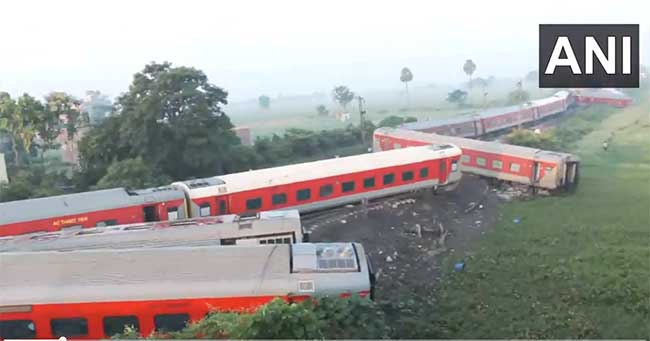 Train Accident: बिहारमध्ये नॉर्थ ईस्ट एक्सप्रेसचे २१ डबे रूळावरून घसरले, ४ जणांचा मृत्यू