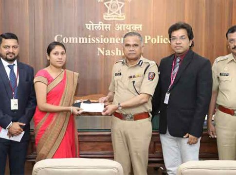 दिवंगत पोलिस नाईक वाटाणे यांच्या कुटुंबियांना एक कोटी तेरा लाखांचे विमा सहाय्य
