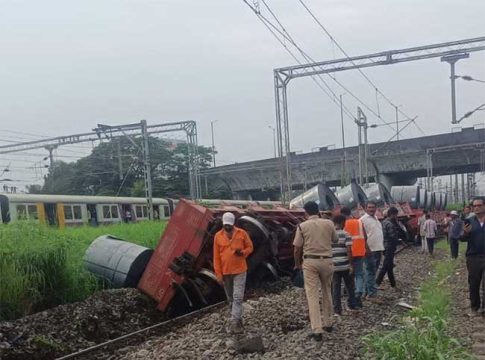 kokan railway : कोकण रेल्वे मार्गावरील वाहतूक विस्कळीत, प्रवाशांचा संताप
