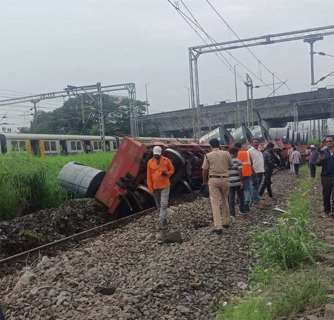 kokan railway : कोकण रेल्वे मार्गावरील वाहतूक विस्कळीत, प्रवाशांचा संताप