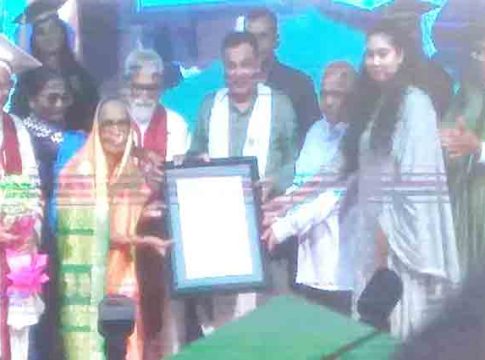 केंद्रीय मंत्री नितीन गडकरी यांच्या हस्ते कै. वामन दादांना मरणोत्तर डी.लिट पदवी प्रदान