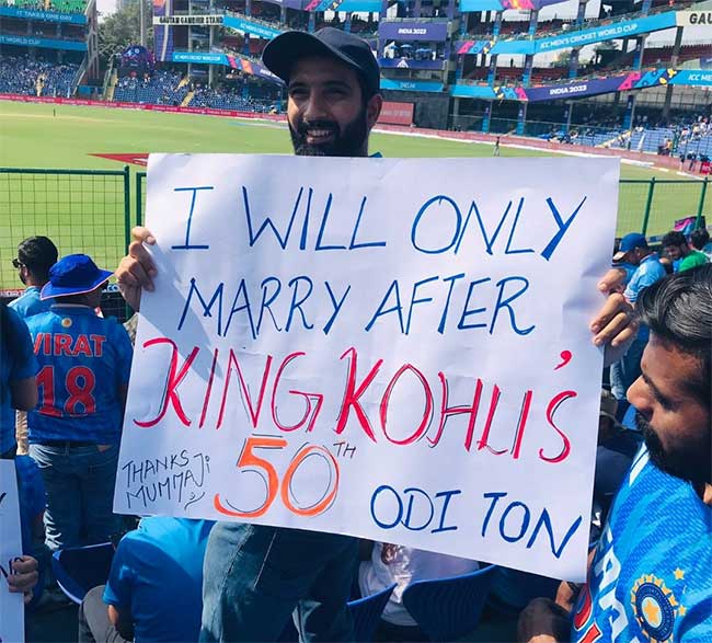 Virat Kohli: ‘किंग कोहलीच्या ५०व्या वनडे शतकानंतरच लग्न करेन’, चाहत्याचे पोस्टर व्हायरल