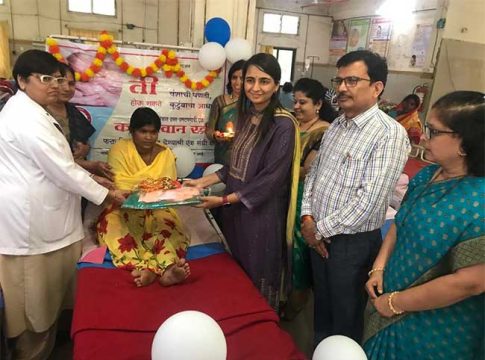 जिल्हा परिषदेच्या मुख्य कार्यकारी अधिकारी आशिमा मित्तल यांच्या हस्ते बालिकांचा सन्मान