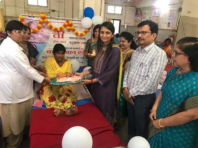 जिल्हा परिषदेच्या मुख्य कार्यकारी अधिकारी आशिमा मित्तल यांच्या हस्ते बालिकांचा सन्मान