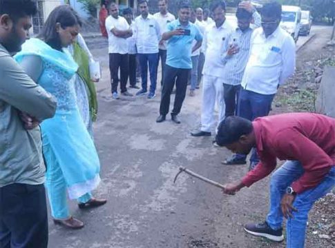 रस्त्याचे निकृष्ट काम करून ५० लाखाचे बिल काढणाऱ्या ठेकेदाराला पाठीशी घालण्यासाठी प्रशासनाचा आटापिटा