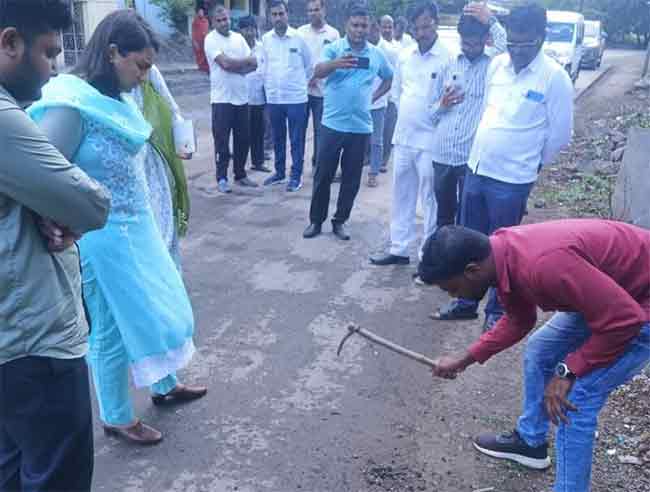 रस्त्याचे निकृष्ट काम करून ५० लाखाचे बिल काढणाऱ्या ठेकेदाराला पाठीशी घालण्यासाठी प्रशासनाचा आटापिटा