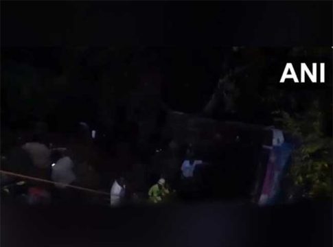 Bus Accident: तामिळनाडूत बस दरीत कोसळली, ८ जण मृत्यूमुखी