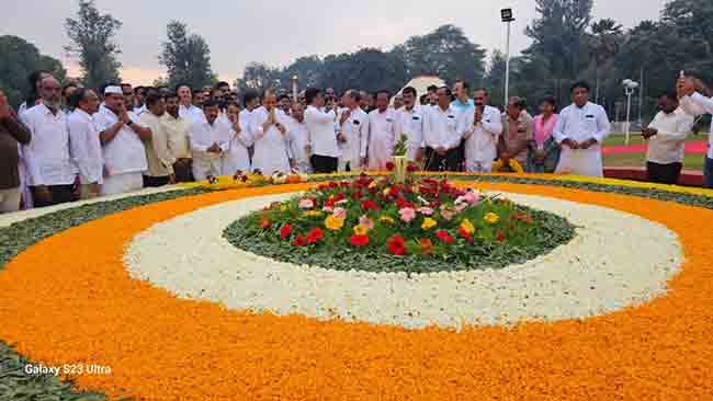 यशवंतराव चव्हाण यांच्या पुण्यतिथीनिमित्त उपमुख्यमंत्री अजित पवार यांचे अभिवादन
