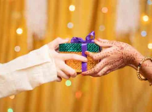 Diwali gifts : दिवाळीचं गिफ्ट अजून नाही ठरलं? हे घ्या भावा बहिणींसाठी स्वस्त आणि मस्त गिफ्ट्स...