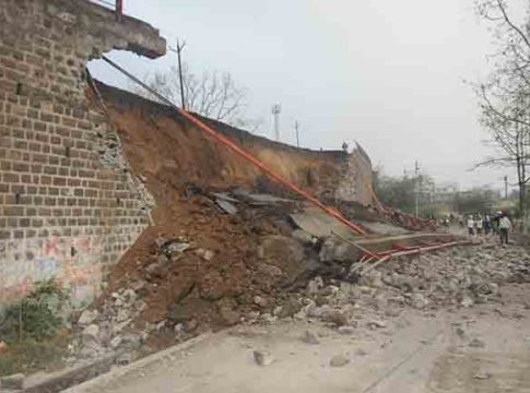 मनमाडचा ब्रिटिशकालीन रेल्वे ओव्हरब्रिज कोसळला; इंदौर पुणे महामार्ग बंद