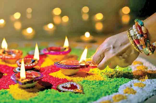 दुष्टपुरे नष्ट करणारी त्रिपुरारी