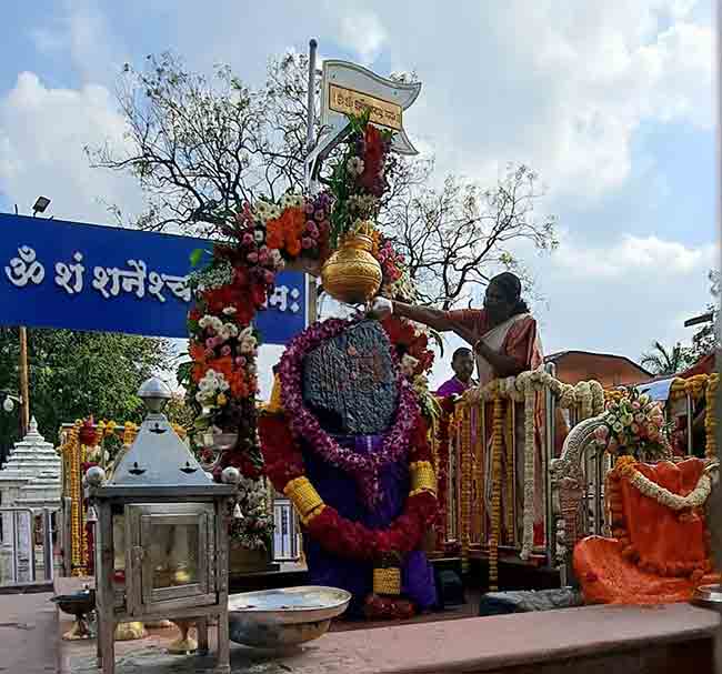 Shani Shingnapur : राष्ट्रपती द्रौपदी मुर्मू यांनी शनी शिंगणापूरात येथे केली शनी देवाची पूजा