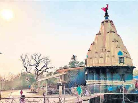 निसर्गसौंदर्याने नटलेले कनकेश्वर मंदिर