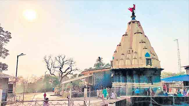 निसर्गसौंदर्याने नटलेले कनकेश्वर मंदिर