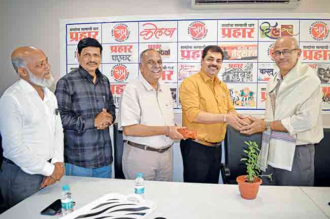 Makrand Parchure : आध्यात्माशी नाळ जोडलेला पुस्तक विक्रेता