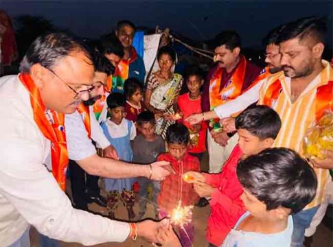 Nashik Diwali : पालावर राहणाऱ्या ऊस तोडणी कामगारांसोबत भाजप नेत्यांनी साजरी केली दिवाळी