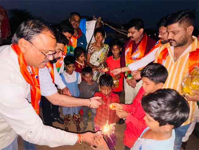 Nashik Diwali : पालावर राहणाऱ्या ऊस तोडणी कामगारांसोबत भाजप नेत्यांनी साजरी केली दिवाळी