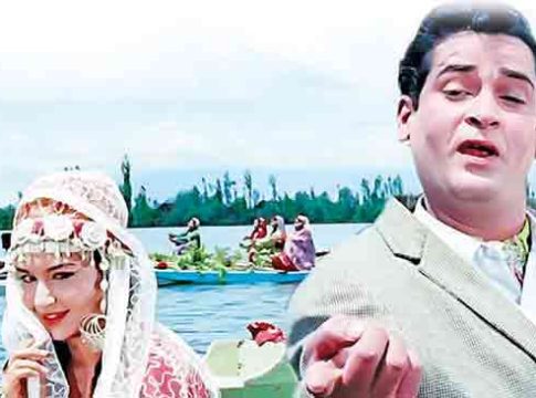 Bollywood songs : इशारों इशारोंमें दिल लेनेवाले...