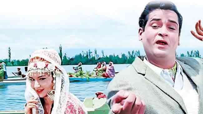 Bollywood songs : इशारों इशारोंमें दिल लेनेवाले…