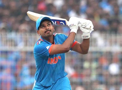 Shreyas Iyer WC final : रोहितपाठोपाठ श्रेयसही मैदानाबाहेर; भारताला तिसरा धक्का
