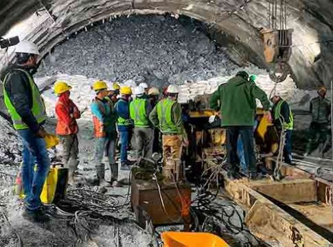 Uttarkashi Tunnel collapsed : उत्तरकाशी बोगदा दुर्घटनेत ८० तासांनंतरही मजूर अडकूनच