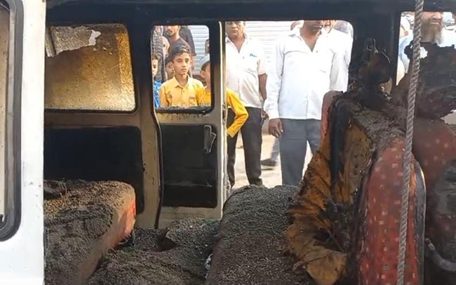 मारुती व्हॅनमध्ये गॅसचा स्फोट; १० साईभक्त भाजले