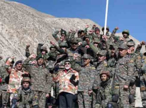 मोदींची दिवाळी सैनिकांसोबत...