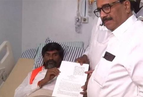 maratha reservation: शिष्टमंडळाकडून मनोज जरांगेंना शासन निर्णयाची प्रत सुपूर्द