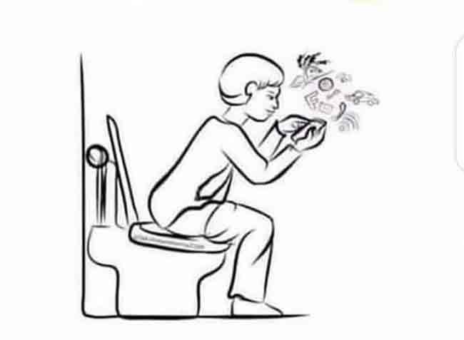 Health: तुम्हीही टॉयलेटमध्ये मोबाईल वापरता का? आताच थांबवा नाहीतर होईल गंभीर आजार