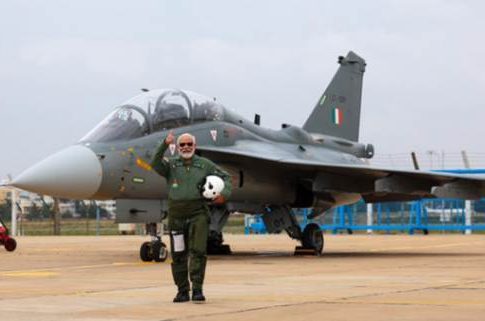 मोदी बनले पायलट, उडवलं लढाऊ विमान...