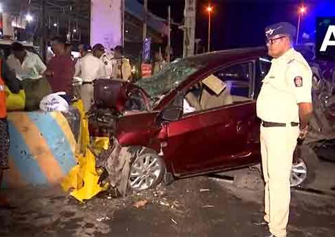 Mumbai Accident : मुंबईत मोठा अपघात, वेगवान कारची ६ वाहनांना धडक, ३ जणांचा मृत्यू