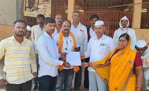 मराठा आरक्षणासाठी सालवडगावच्या सरपंच व उपसरपंचाचा पदाचा राजीनामा