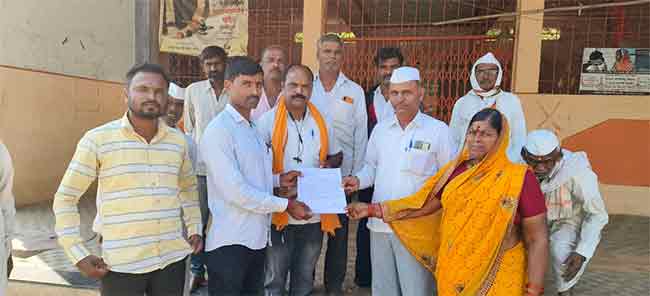 मराठा आरक्षणासाठी सालवडगावच्या सरपंच व उपसरपंचाचा पदाचा राजीनामा
