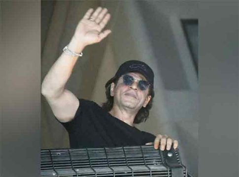 Shahrukh Khan 58th Birthday: बर्थडेच्या आधीच शाहरूखला पाहण्यासाठी चाहत्यांची तोबा गर्दी, पाहा व्हिडिओ