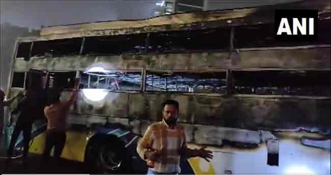 Bus Fire: प्रवाशांनी भरलेल्या वोल्वो बसला लागली आग, दोघांचा मृत्यू, खिडकीतून उडी मारत प्रवाशांनी वाचवला जीव
