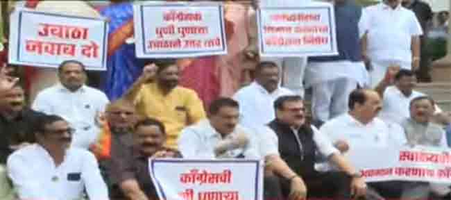 BJP Protest : सावरकरांबद्दल अपशब्द वापरल्याने विधानभवनाच्या पायऱ्यांवर भाजपचं काँग्रेसविरोधात आंदोलन