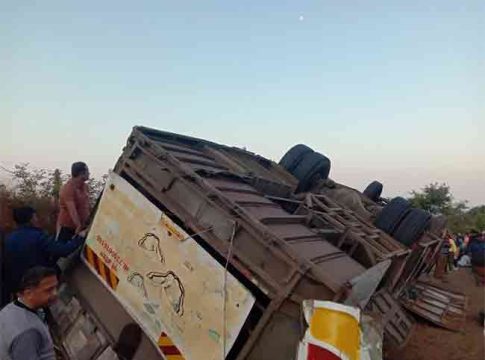 School Bus Accident : शाळेच्या सहलीसाठी कोकणात जात असताना बसचा भीषण अपघात