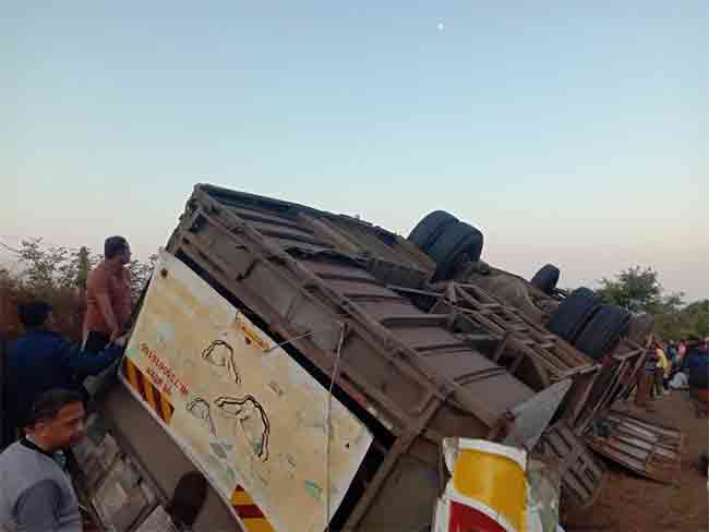 School Bus Accident : शाळेच्या सहलीसाठी कोकणात जात असताना बसचा भीषण अपघात