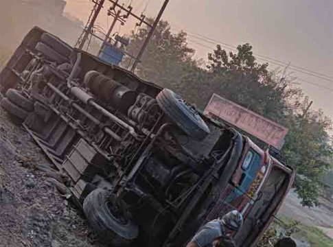 पिंपरणे पुलावरून बस कोसळली; सुदैवाने जीवीत हानी नाही