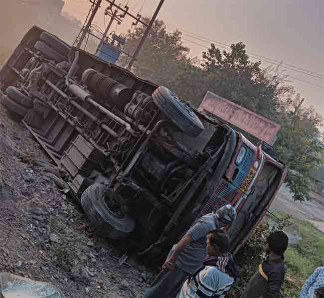 पिंपरणे पुलावरून बस कोसळली; सुदैवाने जीवीत हानी नाही