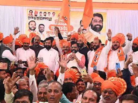 Shinde Vs Thackeray : अकोल्यामध्ये ठाकरे गटाला पडलं भगदाड; असंख्य कार्यकर्ते शिवसेनेत