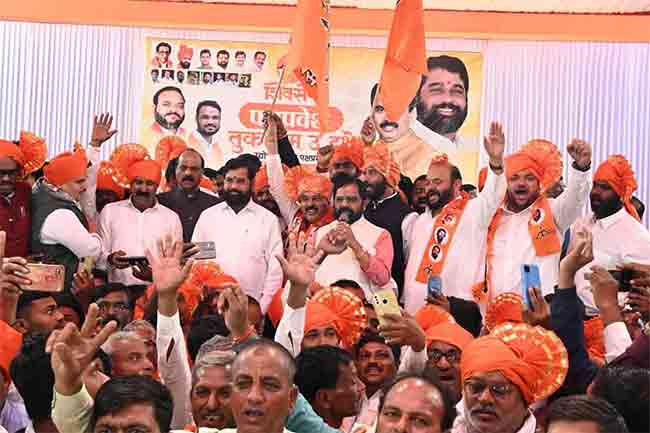 Shinde Vs Thackeray : अकोल्यामध्ये ठाकरे गटाला पडलं भगदाड; असंख्य कार्यकर्ते शिवसेनेत