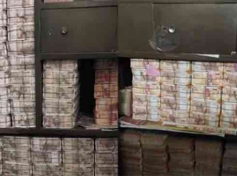 Income Tax Department : अबब! छापेमारीत सापडली एवढी रक्कम की नोटा मोजणारे मशीनही पडले बंद!