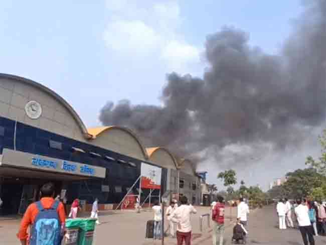 Kurla Fire : लोकमान्य टिळक टर्मिनसमध्ये भीषण आग