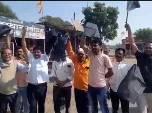 Chhagan Bhujbal : मतदारसंघातच भरवसफाट्यावर छगन भुजबळ यांना दाखवले काळे झेंडे