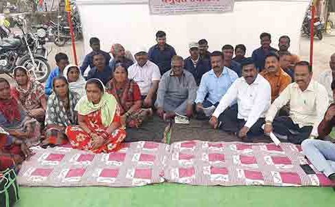 जिल्हाधिकारी कार्यालयाच्या दप्तर दिरंगाईचा फटका नगरपंचायत कर्मचाऱ्यांना