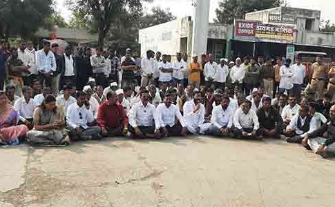 Onion auction : लासलगावात शेतकऱ्यांनी कांदा लिलाव बंद पाडला