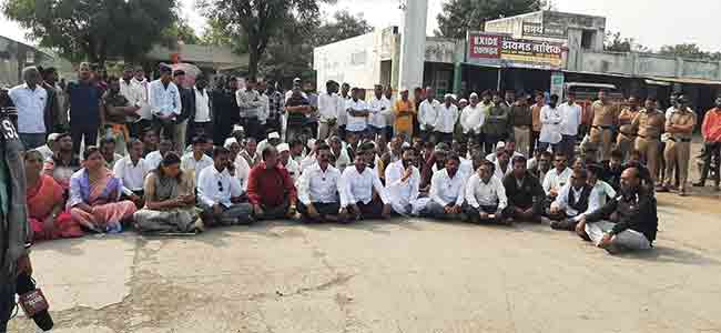 Onion auction : लासलगावात शेतकऱ्यांनी कांदा लिलाव बंद पाडला