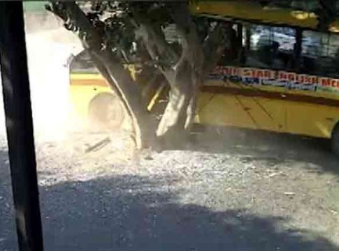 Pune School bus Accident : झाडावर आदळली स्कूलबस; पुण्यातील धक्कादायक अपघात!